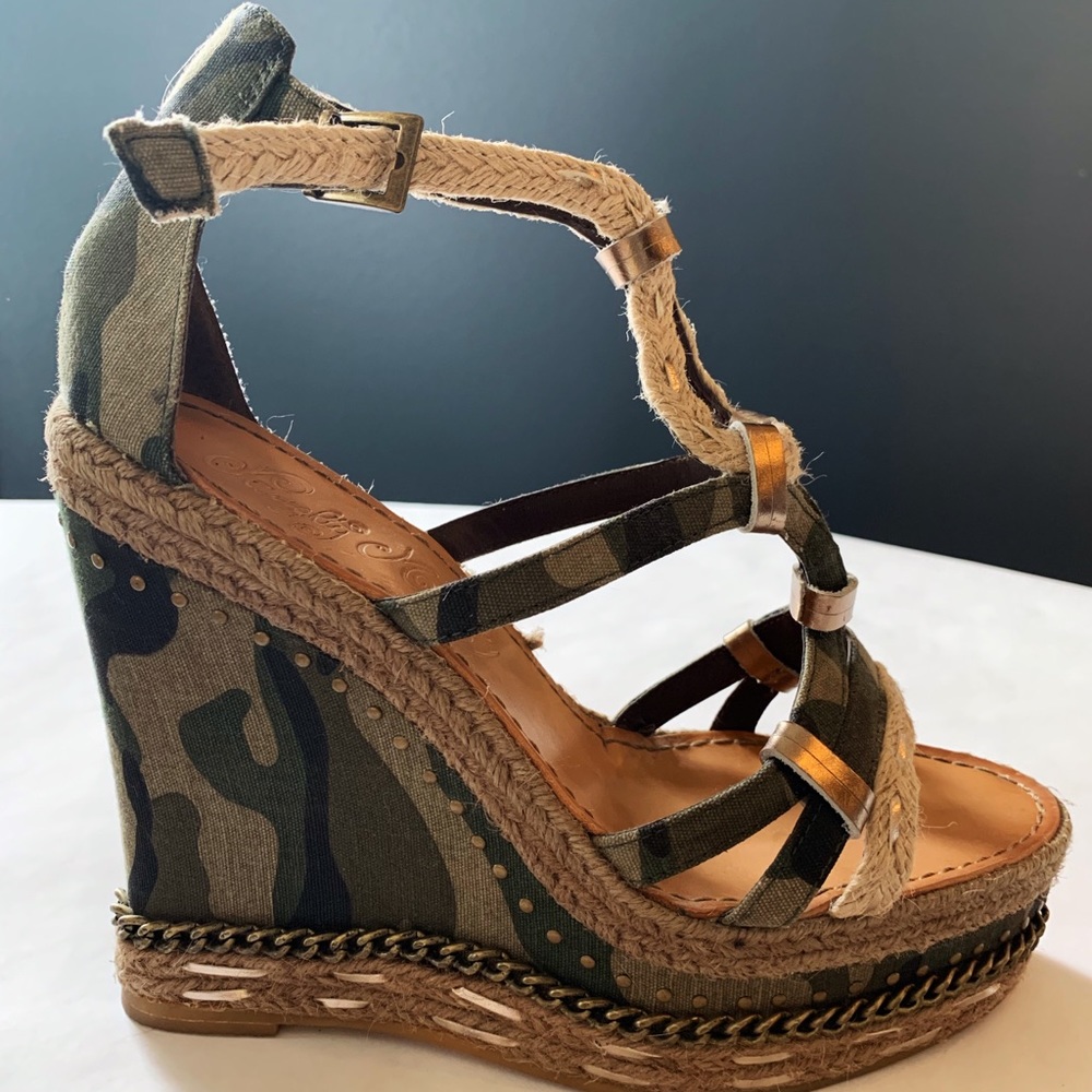 Size 7 camo wedge.